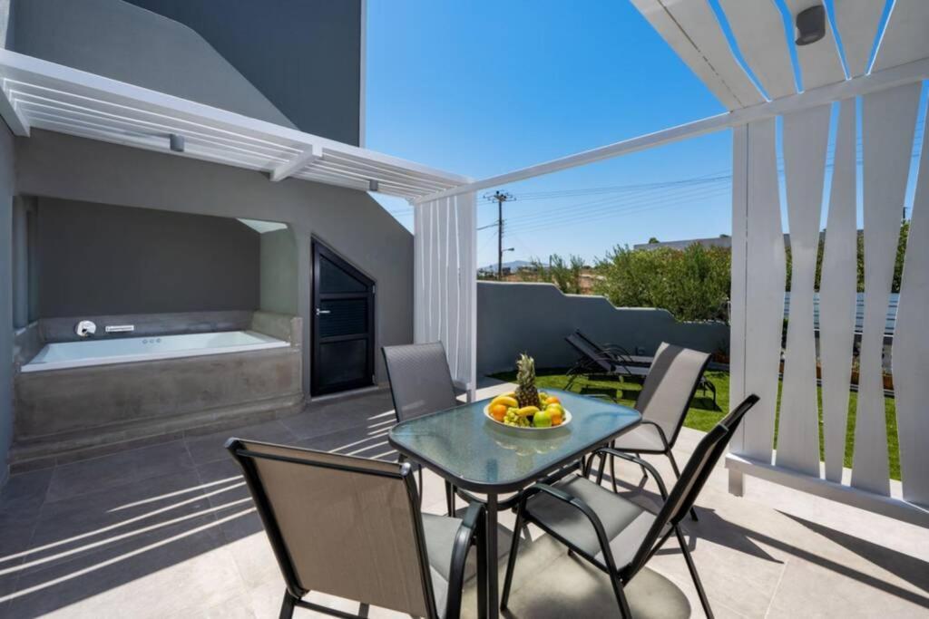 Christianna & George Luxury Hot Tub Apartment Fira  Dış mekan fotoğraf