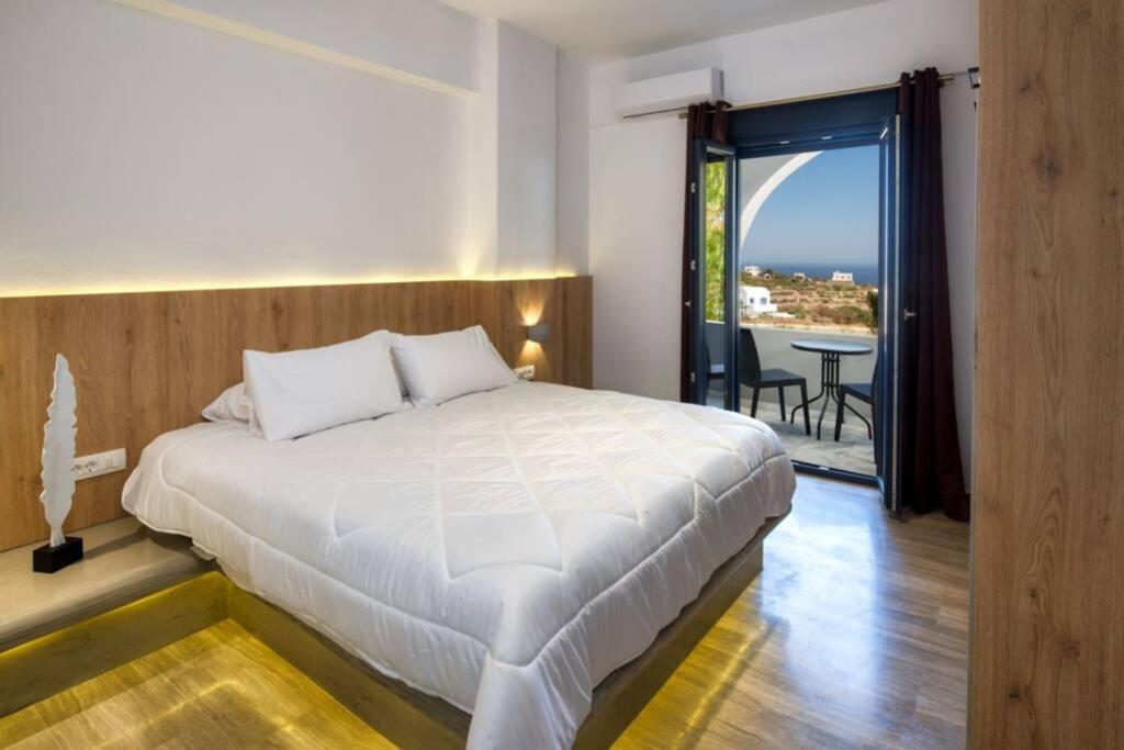 Christianna & George Luxury Hot Tub Apartment Fira  Dış mekan fotoğraf