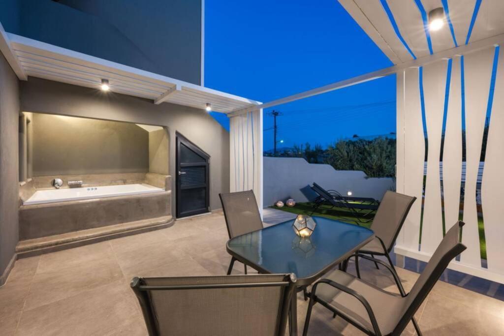 Christianna & George Luxury Hot Tub Apartment Fira  Dış mekan fotoğraf