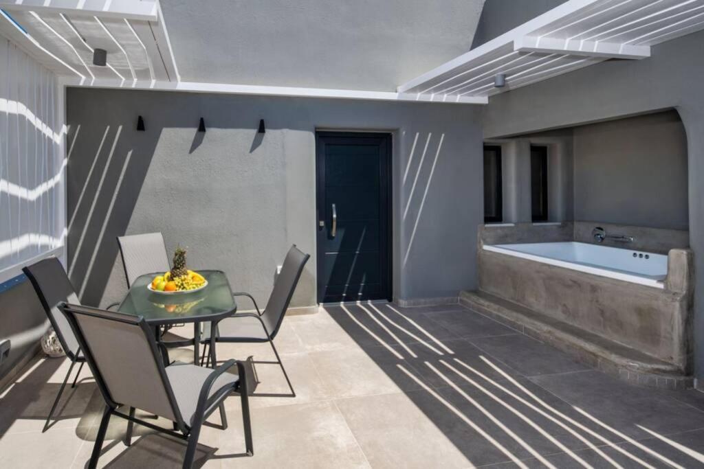 Christianna & George Luxury Hot Tub Apartment Fira  Dış mekan fotoğraf