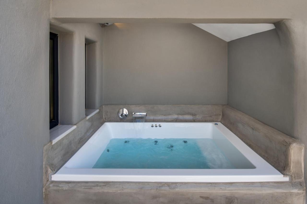 Christianna & George Luxury Hot Tub Apartment Fira  Dış mekan fotoğraf